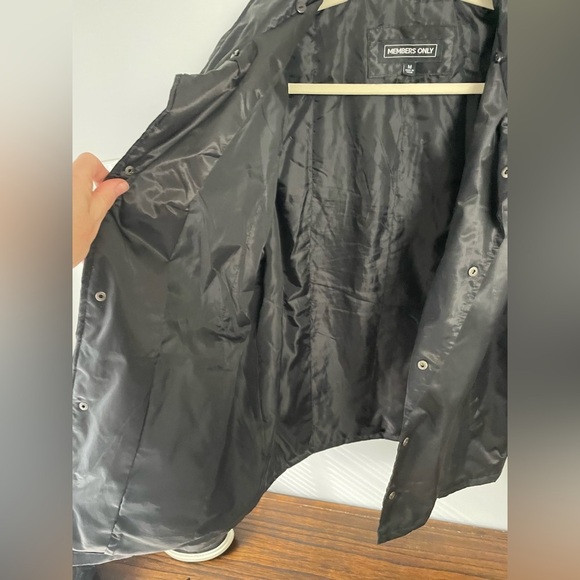 Members Only, Medium, satin sheen windbreaker type collared black jacket unisex - Picture 8 of 9